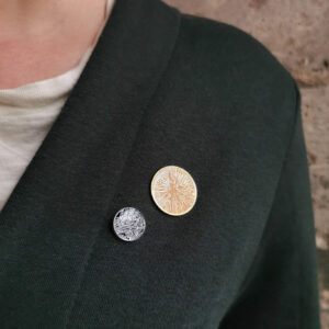 het onverharde pad pins - zon en maan